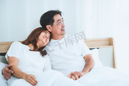 度过情人节摄影照片_祝亚洲老两口在家中度过愉快的时光。老有所养、老有所养、老有所养。