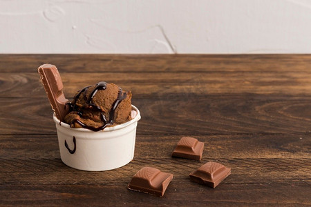 糖浆装饰咖啡冰激凌切片巧克力。很漂亮的照片。糖浆装饰咖啡冰激凌巧克力片