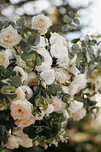 花卉圆形摄影照片_婚礼区域，有一个装饰着鲜花的圆形拱门