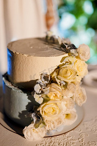 婚礼装饰，在瀑布的背景下，蛋糕放在木凳上