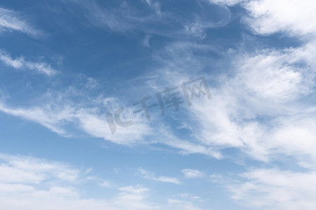 气象大风摄影照片_蓬松的云多风的天空。分辨率和高质量的美丽照片。蓬松的云多风的天空。高品质美丽的照片概念
