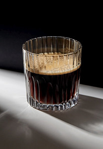 咖啡因、物品和饮料概念—桌上的一杯咖啡。桌上一杯咖啡