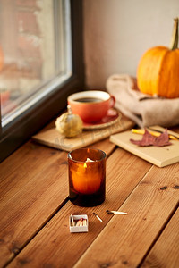季节和对象概念—蜡烛和火柴盒在窗台在秋天。秋天窗台上的蜡烛和火柴