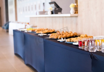 在商业会议上的餐饮服务在商业讨论会上的咖啡休息桌有新鲜的面包店、饮料和水果
