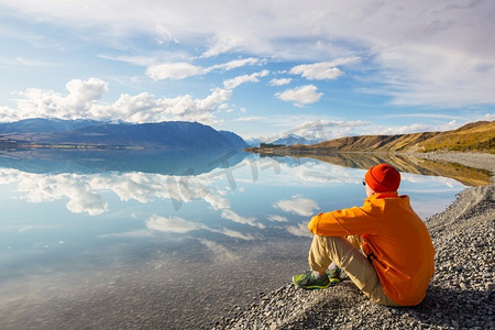 一个人在平静的湖边安心休息.卡通动漫人物天空