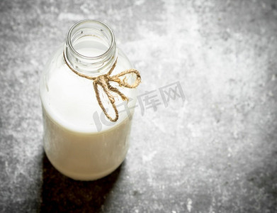 制氢能源板块摄影照片_瓶子里的牛奶。在石桌上。瓶子里的牛奶。