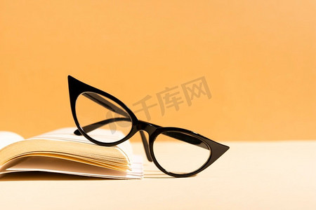 复古眼镜书高分辨率照片。复古眼镜书高品质的照片