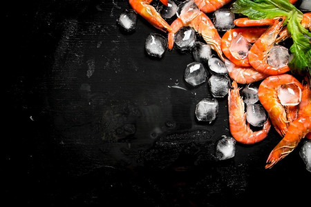 加冰块的虾。在黑板上。加冰块的虾。