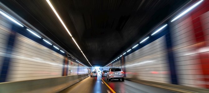 相声标题摄影照片_全景网横幅标题运动模糊的交通和汽车的照片在一条潮湿的道路在隧道全景