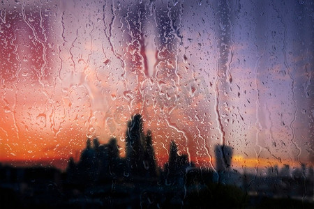 伦敦市的美丽风景概念视图通过玻璃窗与雨滴运行下来的玻璃