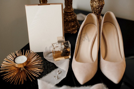 天猫时尚风摄影照片_新娘的婚礼鞋，美丽的时尚