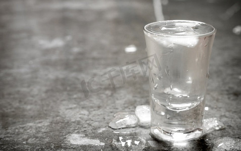 水镇摄影照片_一杯冰镇伏特加。在石桌上..一杯冰镇伏特加。