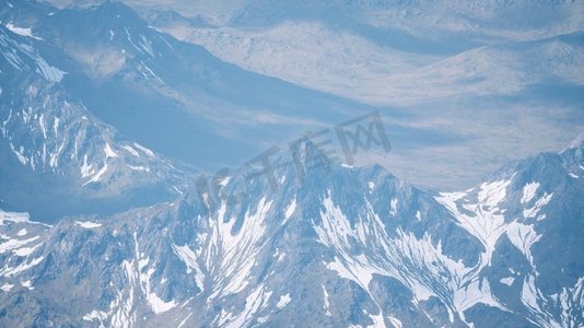 鸟瞰风景山与雪覆盖