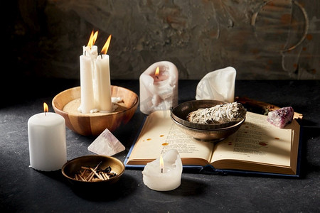  蜡烛，鼠尾草，火柴，仪式