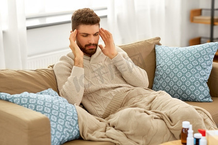 人，危机，情绪和压力概念—不快乐的男人遭受头痛在家里。一个不快乐的男人在家里头痛