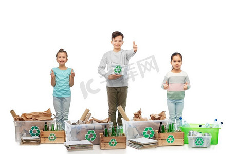 儿童垃圾分类摄影照片_儿童，回收，废物，分类