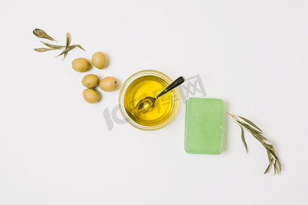 抗氧化摄影照片_斜排橄榄与橄榄油产品。高分辨率照片。斜排橄榄与橄榄油产品。高品质的照片