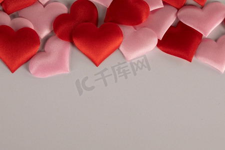 情人节S日，白色背景，边框与文案空间，爱情概念，许多红色和粉色的丝心。情人节心框