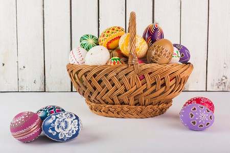 色彩鲜艳的复活节彩蛋篮。漂亮的照片。鲜艳的复活节彩蛋篮