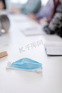 商务会议上桌上防护医用口罩特写时间冠状病毒大流行新常态