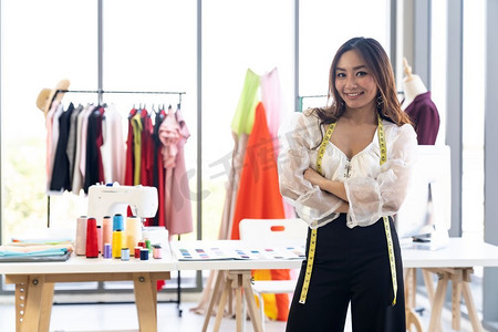 年轻的成人时装设计师在她的工作室作为业主企业家的肖像。企业家创业的概念。