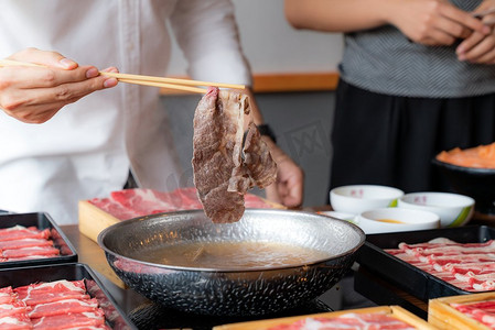 火锅摄影照片_日本和酒牛肉沙锅火锅的烹饪