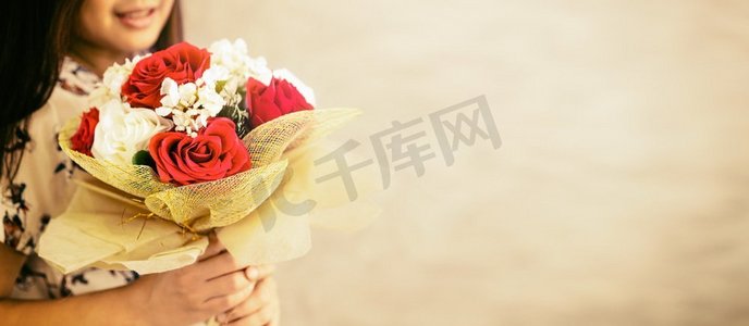 温和的摄影照片_情人节那天，快乐的女人收到男友送的玫瑰花束礼物。夫妻相爱的生活方式理念。