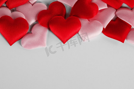 情人节S日，白色背景，边框与文案空间，爱情概念，许多红色和粉色的丝心。情人节心框