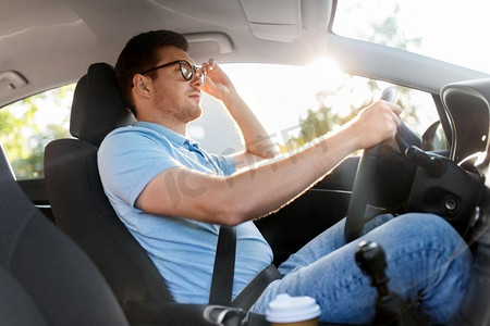 交通、车辆和视觉概念-戴眼镜的人或司机在夏天开车。戴眼镜的男人或司机在夏天开车