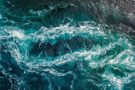 海诺摄影照片_河水和大海的波浪在高潮和低潮时相遇。挪威诺德兰萨尔特斯特劳曼的漩涡