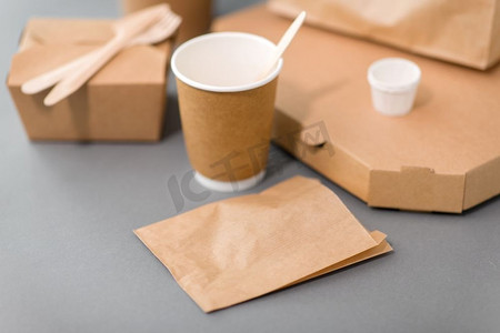 过年包装设计摄影照片_包装、循环再造及食用概念—即弃纸盛载外卖食物。一次性外卖食品纸容器