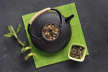 植物用黑色陶瓷茶壶烘干茶草绿地垫黑色表面
