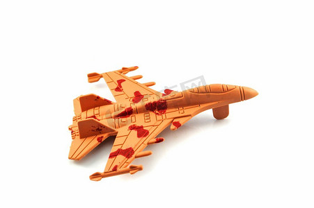 军用玩具飞机喷气式飞机-白色背景下孤立的战斗机