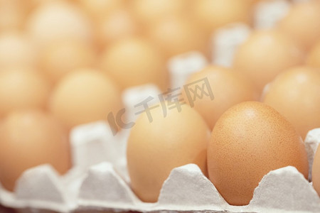 原框摄影照片_把鸡蛋放在盒子里。鸡蛋很多。柔焦	