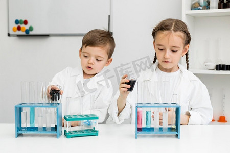 前视可爱的小孩子科学家带着试管实验室
