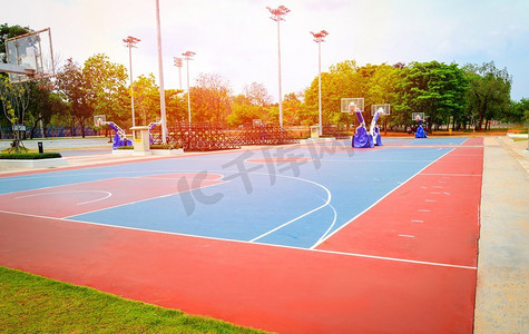 篮球场摄影照片_篮球场运动室外公园/街球 