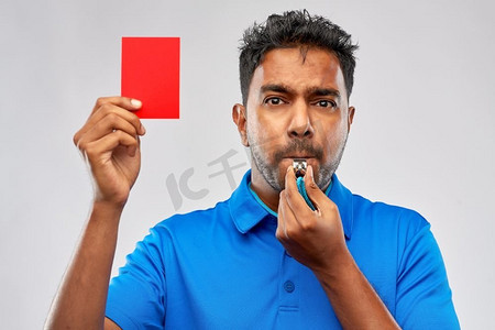 体育、谨慎、游戏和足球概念—印度裁判吹口哨并出示红色点球牌。印度裁判吹口哨并出示红牌