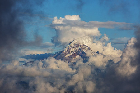 美国俄勒冈州胡德山，云层之上的山顶。