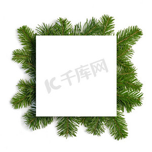 圣诞节边框用新鲜的冷杉树枝隔绝在白色背景上，复制文本空间。冷杉树枝的圣诞边框
