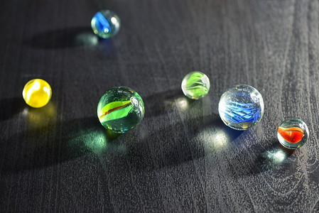 综艺气泡png摄影照片_木桌上的玻璃大理石球