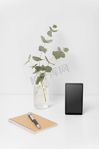 商务电子屏摄影照片_商务、电子和室内概念-白色办公桌上的黑屏智能手机。白色办公桌黑屏智能手机