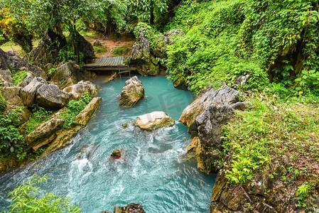 叶丛摄影照片_蓝溪河/热带丛林中的蓝水池