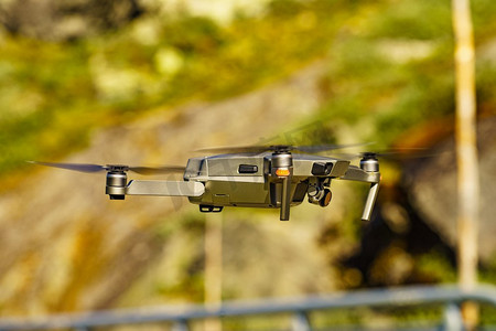 无人机对着大自然飞行，拍照和录像。无人机对抗自然