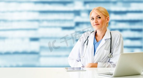 药剂师或医生在药房使用笔记本电脑。医疗保健和药学人员服务。