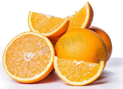 一些切片和整个橙子一起在一个白色背景