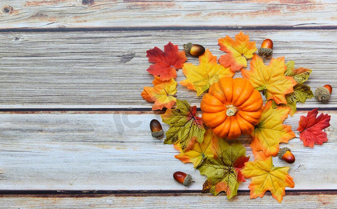 感恩节背景框架秋天叶子装饰节日在木/秋天桌子设置与南瓜假日 