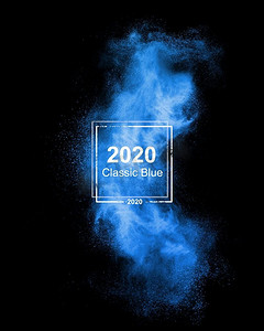蓝色火药爆炸隔绝在黑色背景上，复制空间。2020年度流行色彩..2020年度流行色经典蓝烟。