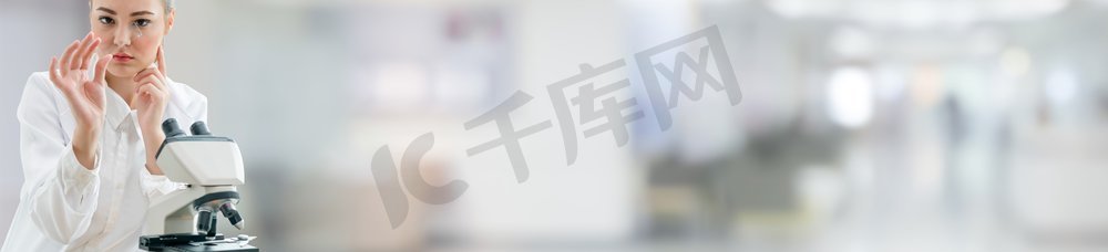 在实验室里使用显微镜的科学家。医疗保健技术与制药研发理念。