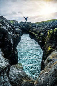 阿尔纳斯塔皮摄影照片_冰岛阿纳斯塔比的岩石桥景观。阿尔纳斯塔皮过去是西冰岛的重要贸易站。