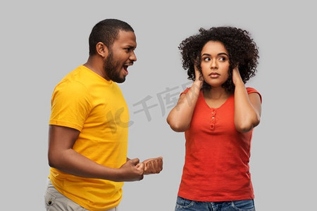 关系和人的概念—不快乐的非洲裔美国夫妇有争论的灰色背景。非洲裔美国人夫妇有争论